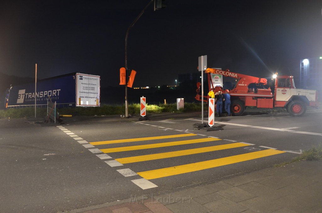 VU LKW umgestuerzt Feldkassel Industriestr Robert Boschstr P205.JPG